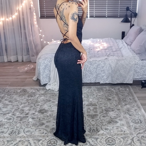 Plunging Mermaid Lace Black Strappy Gown - Picture 2 of 6